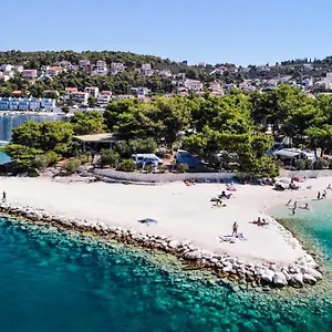 kamp-rozac.hotels-in-trogir.com/