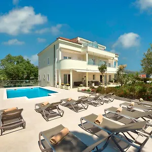 luxury-apartments-klara.splithotels.org/
